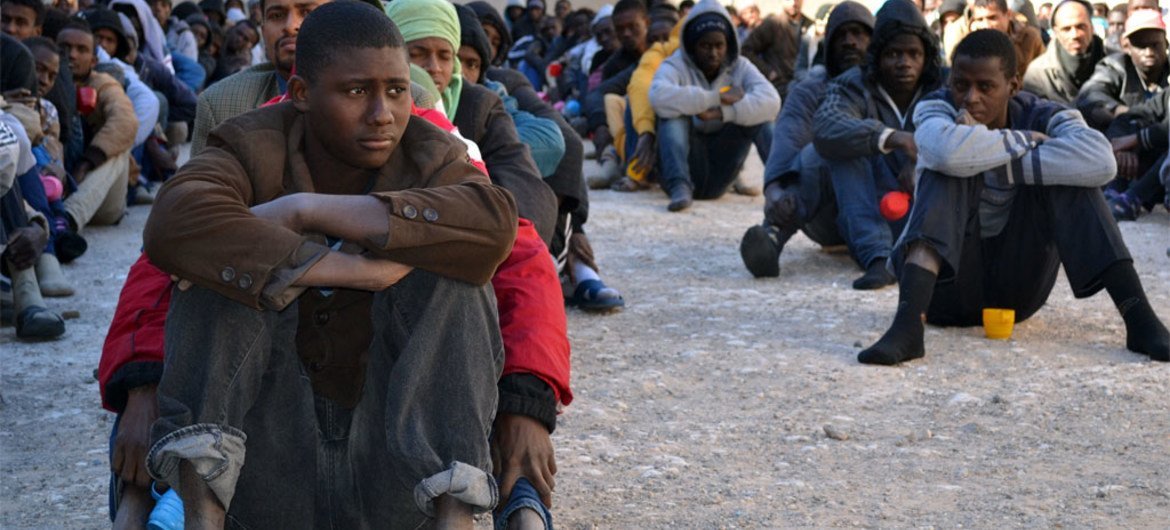 Migrantes em um centro de detenção na Líbia.