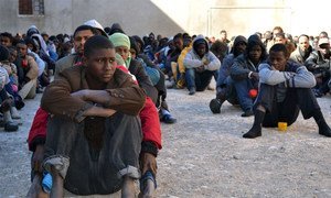 Des migrants dans un centre de détention à Zawiya, en Libye (avril 2015). Photo : IRIN/Mathieu Galtier