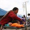 一位目前在尼泊尔加德满都医院外照顾受伤的女儿。儿基会图片/Nybo