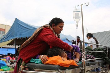 Une mère s'occupe de sa fille blessée lors du récent séisme au Népal, dans un hôpital de Katmandou.  Photo UNICEF/Nybo