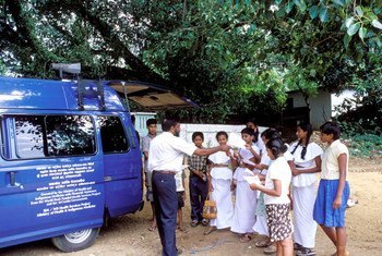 Un véhicule d'éducation mobile à la santé dans la campagne sri-lankaise.