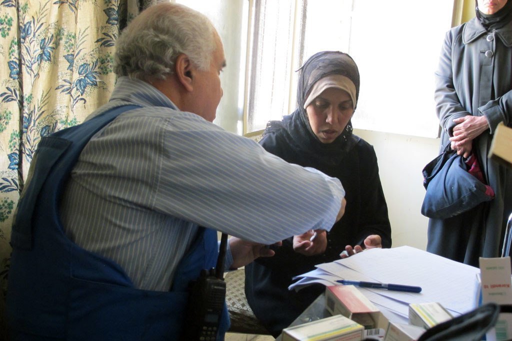 一位妇女接受近东救济工程处医疗人员的诊断。近东救济工程处图片