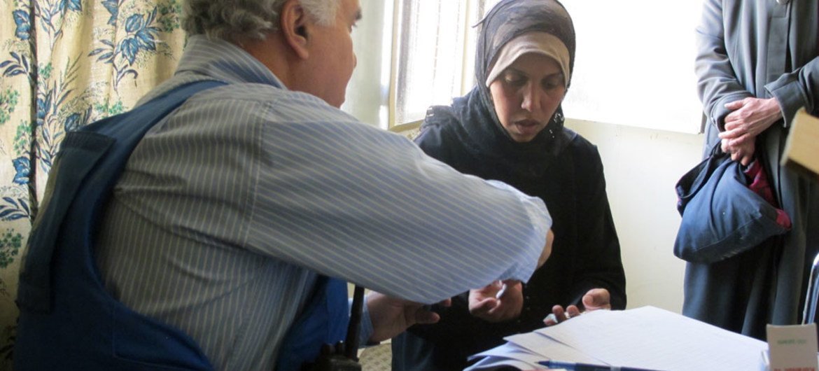 一位妇女接受近东救济工程处医疗人员的诊断。