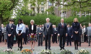 Minute de silence observée lors de la Journée du souvenir de toutes les victimes de la guerre chimique au siège de l'Organisation pour l'interdiction des armes chimiques (OIAC) à La Haye en 2015. Photo OIAC