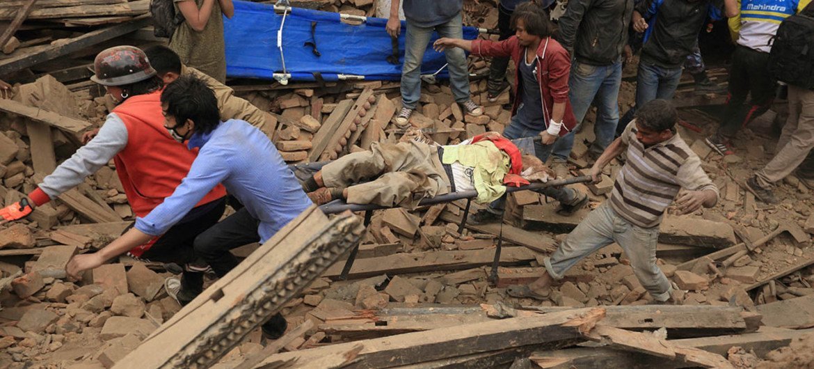 Des secouristes à la recherche de survivants à Katmandou après qu'un violent séisme a frappé le Népal. Photo PNUD Népal