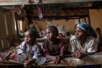 Mujer y niños nigerianos desplazados por la violencia. Foto de archivo: UNICEF/Abdrew Esiebo