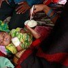 Una mujer alimenta a su bebé herido tras el terremoto del 25 de abril en Nepal. Foto: UNICEF/Nybo