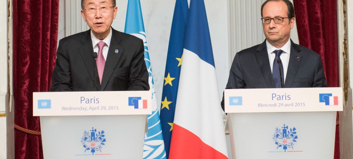 الأمين العام بان كي مون في مؤتمر صحافي مشترك مع الرئيس الفرنسي فرانسوا هولاند، في باريس. المصدر: الأمم المتحدة / مارك جارتن