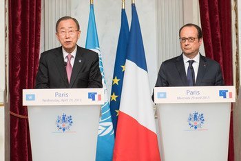 Le Secrétaire général de l'ONU, Ban Ki-moon (à gauche), lors d'une précédente visite en France, aux cotés du Président français, François Hollande, à Paris (29 avril 2015). Photo : ONU/Mark Garten