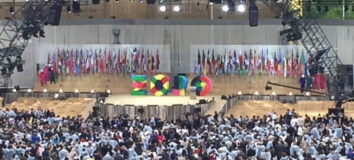 国际组织和参展国旗帜在米兰世博上开幕式上飘扬。图片来源：联合国