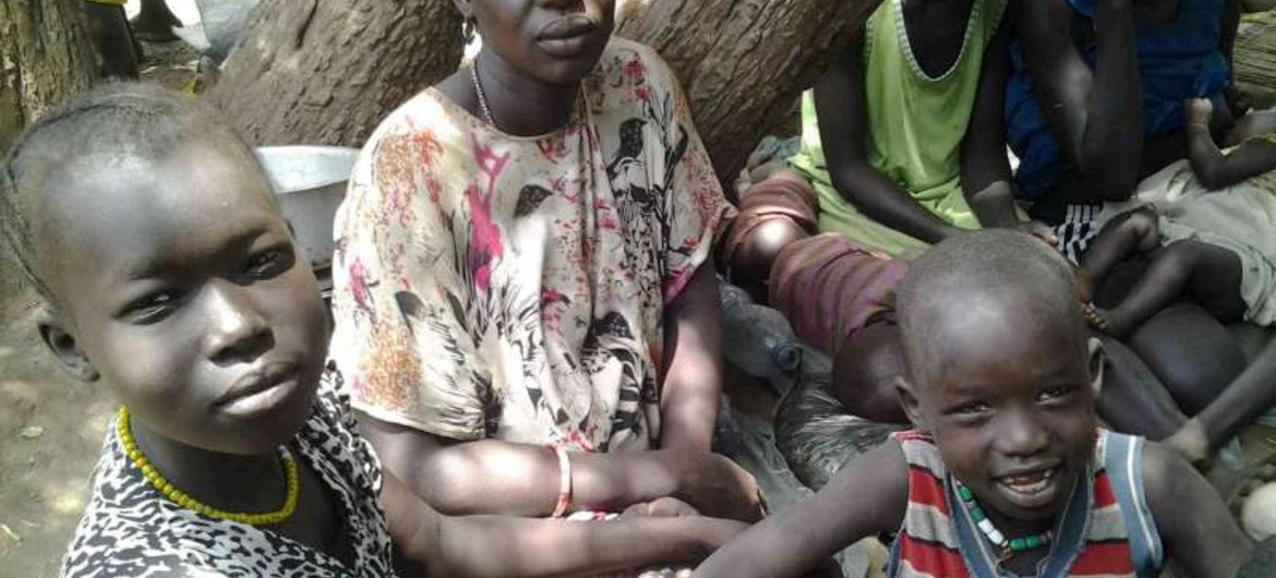 2015年4月底，一位母亲和她的两个孩子刚从南苏丹逃到埃塞俄比亚，他们正在一棵树下休息。难民署图片/R. R. Thot
