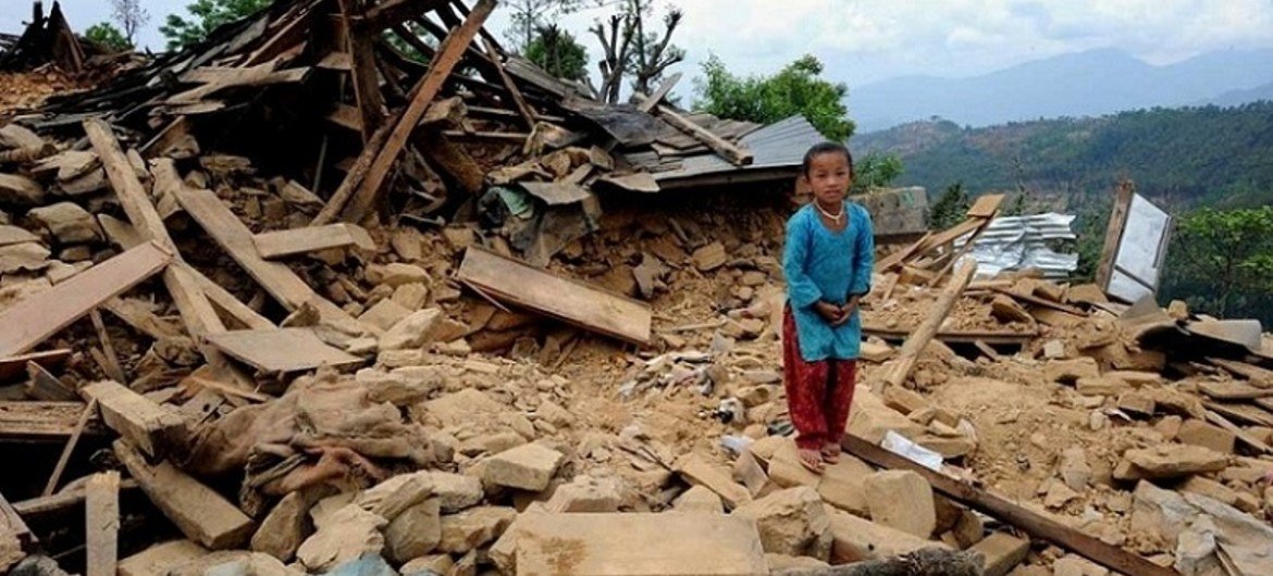 一名八岁尼泊尔儿童站在地震废墟之上。儿基会图片/Karki