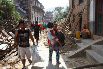Des Népalais affectés par le séisme du 27 avril 2015 à Bungamati, dans la vallée d Katmandou.