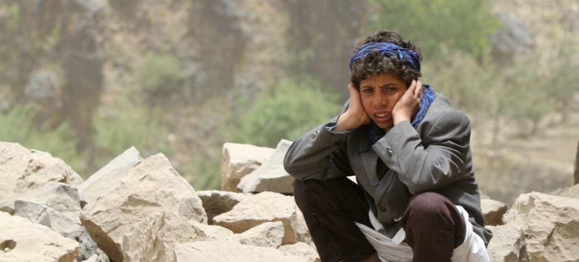 من الأرشيف: طفل يمني يجلس على حطام منزله بقريته قرب مدينة صنعاء.