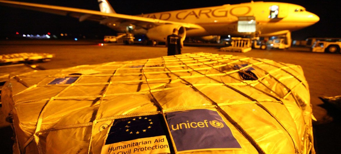 Un avión con 40 toneladas de materiales de ayuda humanitaria aterrizó en Katmandú para asistir a unos 1,7 millones de niños afectados por el terremoto del 25 de abril en Nepal. Foto: UNICEF/Kiran Panday