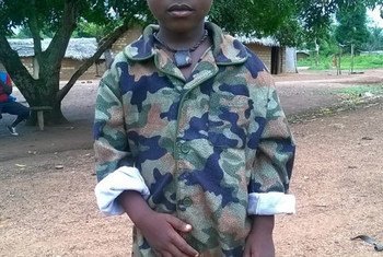 Ce garçon d'à peine 5 ans est déjà enrôlé dans un groupe armé. L'UNICEF et ses partenaires font tout leur possible pour le libérer ainsi que plusieurs milliers d'autres enfants en République centrafricaine (RCA). Photo : UNICEF RCA