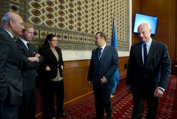 L'Envoyé spécial de l'ONU pour la Syrie, Staffan de Mistura (à droite) et l'Ambassadeur Hussam Edin Aala arrivent au siège de l'ONU à Genève pour des consultations à huis-clos. Photo : ONU / Violaine Martin