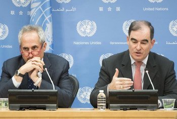 John Ging, Operations Director for the UN Office for the Coordination of Humanitarian Affairs (OCHA) briefs the press. At left is Stéphane Dujarric, spokesperson for the Secretary-General.