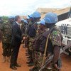Martin Kobler, representante especial del Secretario General en República Democrática del Congo (de traje), habla con cascos azules de Tanzania desplegados en el país. Foto: MONUSCO