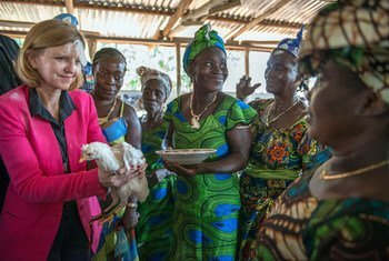 La Représentante spéciale du Secrétaire général au Libéria, Karin Landgren (à gauche), est bénie à son arrivée au village de Gbarbo, près de Zwedru, dans le comté de Grand Gedeh, au Libéria, le 14 avril 2014, lors d'une visite pour discuter de l'épidémie 
