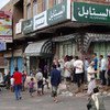 Debido a la falta de combustible, electricidad y trigo, pocas panaderías están abiertas en Taiz, Yemen, obligando a los residentes a esperar en largas colas para conseguir pan. Foto: PNUD Yemen
