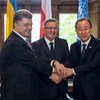 El Secretario General de la ONU se reunió con el presidente de Polonia, Bronislaw Komorowski (centro), y con el presidente de Ucrania, Petro Poroshenko, en Gdansk. Foto: ONU/Eskinder Debebe
