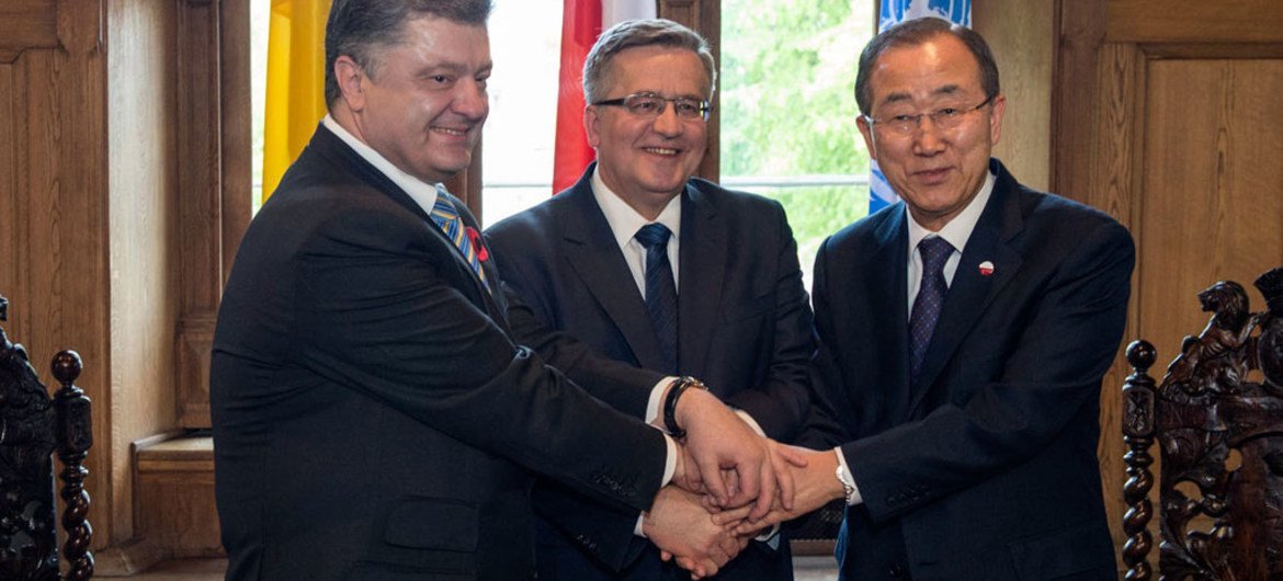Secretary-General Ban Ki-moon (right) meets with President Bronislaw Komorowski (centre) of Poland and President Petro Poroshenko of Ukraine, in Gdansk.