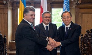 Secretary-General Ban Ki-moon (right) meets with President Bronislaw Komorowski (centre) of Poland and President Petro Poroshenko of Ukraine, in Gdansk.