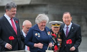 Secretary-General Ban Ki-moon (right) with President Petro Poroshenko of Ukraine, 96-year-old World War II veteran Ivan Zaluzhnyi (2nd right) and Anastasia Huley, a former prisoner of Auschwitz concentration camp.