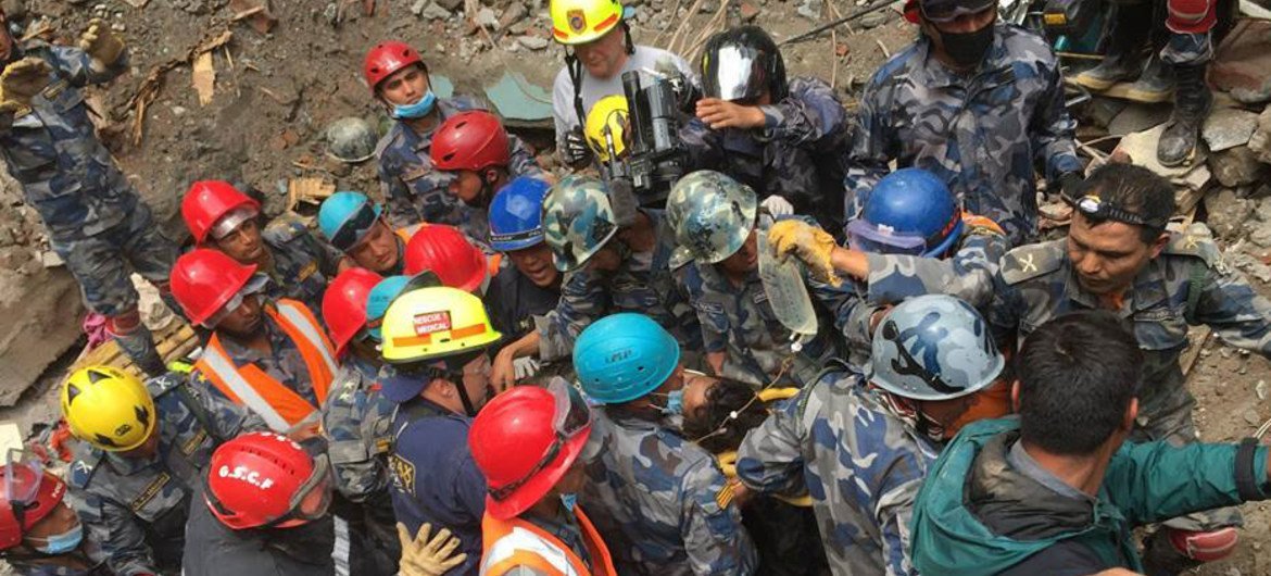 Поисково-спасательные работы в Непале. Фото Агентства США по оказанию помощи в ликвидации природных бедствий