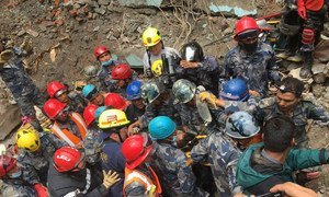 Des membres de l'équipe de secouristes d'USAID s'efforçant de sauver des victimes du séisme au Népal. Photo USAID