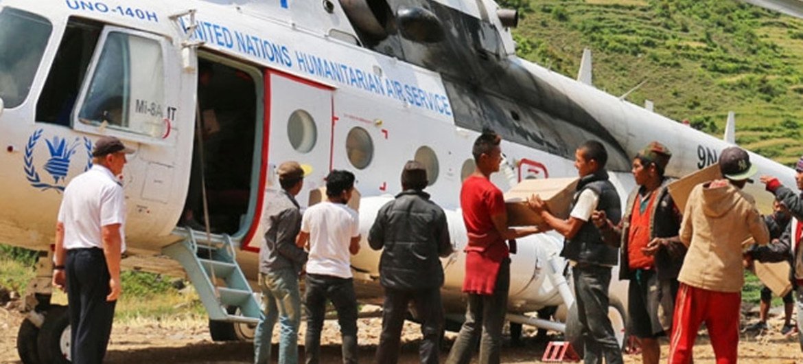 世界粮食计划署动用直升机为尼泊尔地震灾区运送援粮。粮食署/Angeli Mendoza