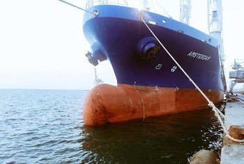 Le navire MV Amsterdam transportant du carburant pour le PAM amarré à Hodeida, au Yémen. Photo PAM Moyen-Orient et Afrique du Nord (MENA)