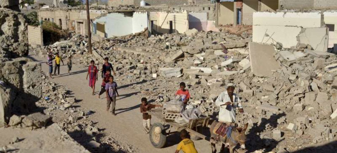 Niños juegan entre edificios derruidos en el barrio de Zinjibar, en Yemen. Foto: ACNUR/A. Al-Sharif