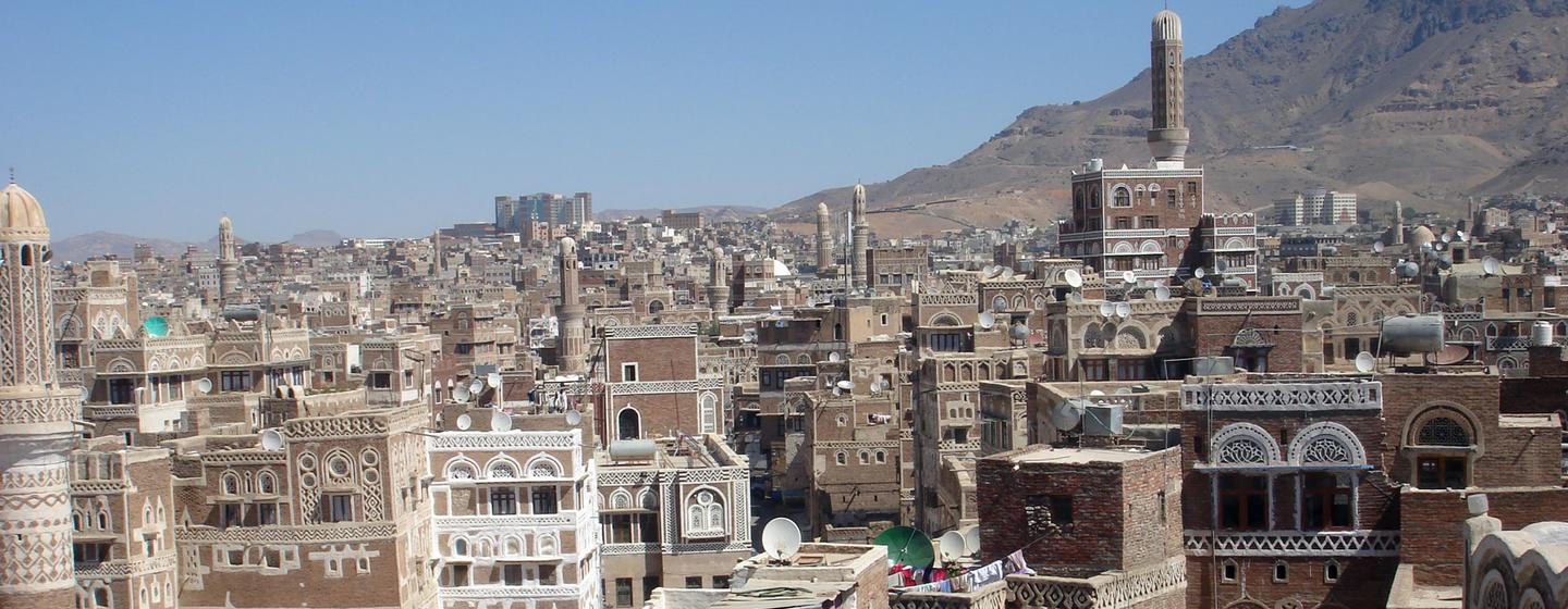 Vue aérienne de l'ancienne ville de Sanaa au Yémen, montrant ses maisons-tours à plusieurs étages caractéristiques, construites en pisé.