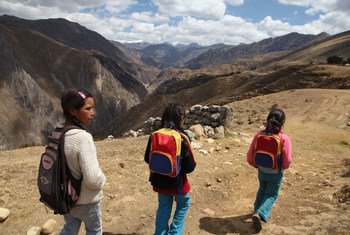 Des enfants autochtones se rendent à pied à l'école dans le district de Huallanca, au Pérou. Les cours sont dispensés en espagnol, et les élèves qui ne parlent que leur langue natale, le quechua, éprouvent des difficultés à les suivre, ce qui entraîne des taux d'abandon élevés. Photo : UNICEF / NYHQ2011-1606 / LeMoyne