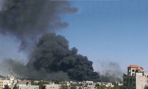 De la fumée s'élève au-dessus de la capitale yéménite, Sanaa, après une série de frappes aériennes, début mai 2015. Photo : Almigdad Mojalli / IRIN