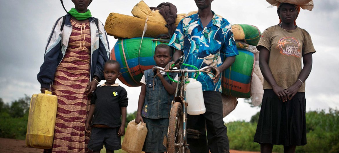 بورونديون لدى وصولهم في رواندا فرارا من أعمال عنف قبل الانتخابات. صور: المفوضية السامية لشؤون اللاجئين / كيت هولت