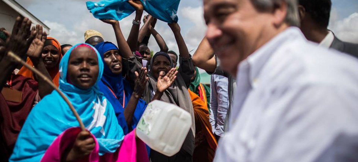 المفوض السامي للأمم المتحدة لشؤون اللاجئين أنطونيو غوتيريش مع اللاجئين الصوماليين في مخيم داداب في كينيا. المصدر: المفوضية السامية لشؤون اللاجئين / ب. لويساو