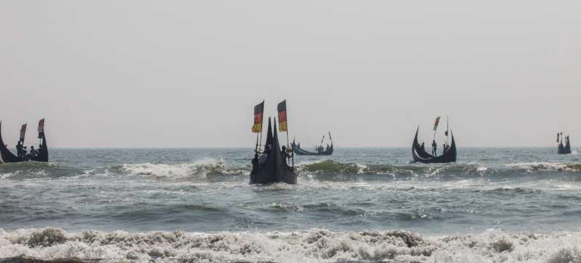 مراكب صيد في خليج البنغال والتي تستخدم في نقل المهاجرين.