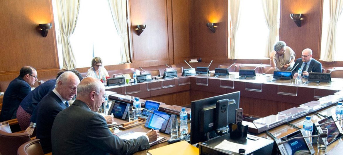秘书长叙利亚问题特使德米斯图拉与叙利亚问题相关各方在日内瓦举行会谈。联合国图片/Jean-Marc Ferré