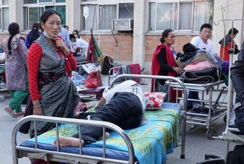 Après un second séisme au Népal le 12 mai 2015, de nombreux patients dans les hôpitaux et clinqiues ont dû quitter les bâtiments où ils étaient soignés. Photo OMS/A. Bhatiasevi
