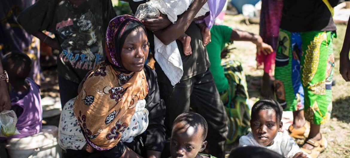 Des Burundais fuyant la violence pré-électorale se reposent sur les rives du lac Tanganyika en République démocratique du Congo après un voyage par bateau épuisant de 22 heures. Plus de 100.000 Burundais ont fui leur pays au cours du mois d’avril 2015 vers la Tanzanie, le Rwanda et la RDC. Photo : UNHCR / F. Scoppa