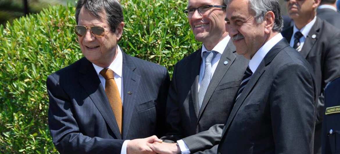 El asesor especial sobre Chipre, Espen Barth Eide (centro), junto al líder greco-chipriota Nicos Anastasiades (izq.) y su contraparte turco-chipriota Mustafa Akinci. Foto: UNFICYP