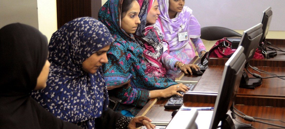 Students of Computer Sciences at Khowaja Institute of Information Technology (KIIT) in Hyderabad, Pakistan learn computing skills.