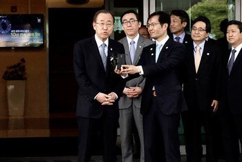 Le Secrétaire général de l'ONU, Ban Ki-moon, parle à la presse à son arrivée lundi 18 mai 2015 à Séoul, en République de Corée. Photo : ONU / Evan Schneider