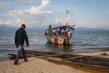 Un bateau transportant des réfugiés burundais accoste dans la province du Sud-Kivu, en République démocratique du Congo.  Photo HCR/Federico Scoppa