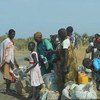 قوات من أونميس تقوم بمساعدة المدنيين - ومعظمهم من الأطفال والنساء وكبار السن - الذين تقطعت بهم السبل جراء القتال في عاصمة ولاية أعالي النيل ملكال بجنوب السودان. من صور: أونميس / قوات الأمم المتحدة