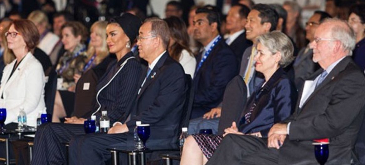 Ban Ki-moon e Irina Bokova (segunda y tercero de derecha a izquierda) durante la adopción de la Declaración de Incheon. Foto: UNESCO
