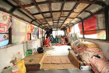 L'intérieur d'un bus transformé en abri temporaire par des Népalais affectés par le séisme d'avril 2015. Photo PNUD Népal/Laxmi Prasad Ngakhusi